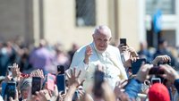 Papst auf dem Petersplatz