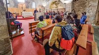 Pilger aus aller Welt, religiös oder nicht, nehmen an den Gottesdiensten der Mönche in der fast 1000 Jahre alten Dorfkirche von Rabanal del Camino teil. | Foto: Bruder Cassian Jakobs OSB