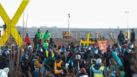 Polizisten treffen auf Demonstranten in Lützerath