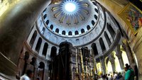 Blick in die Grabeskirche in Jerusalem: Unter der gewaltigen Kuppel wird das Grab Jesu als Ort der Auferstehung verehrt.