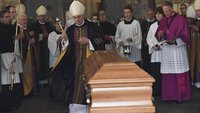 Bischof Felix Genn segnet den Sarg des verstorbenen Weihbischofs Friedrich Ostermann. | Foto: Michael Bönte