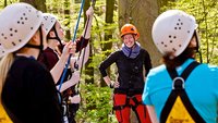 Die Akademie Klausenhof bietet im Erlebniscamp einen Hochseilgarten-Besuch an.