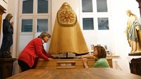 Präsentation in der Ausstellung zum „Tag der Restaurierung“: Franziska von Twickel (links) und Maria Schlüter mit dem Chormantel aus dem Jahr 1909.