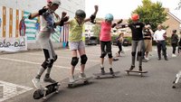 Matilda, 12 Jahre, Marit, 11 Jahre, Abigail, 12 Jahre und Lara, 11 Jahre, zeigen, wie man cool aufs Board kommt.