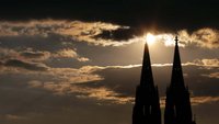 Dunkle Wolken über dem Kölner Dom