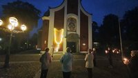 Unter freiem Himmel wegen Corona: Im Rosenkranzmonat Oktober versammelten sich in Bethen Gläubige zu Andachten vor einem Lichter-Rosenkranz an der Fassade der Marienbasilika. | Foto: Martin Kessenss