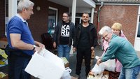 Jogi Feldheim und Klaus Wolfertz (rechts) bringen die Lebensmittel der Tafel.