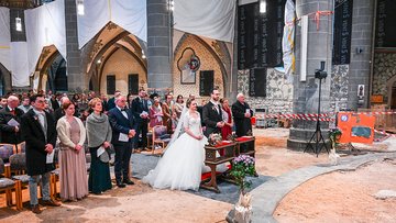Irena und Michael heiraten in der vom Hochwasser beschädigten Laurentiuskirche in Ahrweiler.
