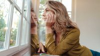 Frau am Fenster