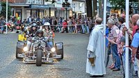 Wallfahrtsrektor Gregor Kauling segnet vorbeifahrende Biker mit Weihwasser.