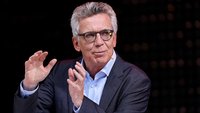 Thomas de Maizière gestikuliert im Gespräch