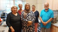 Samira Al Safo (links) und Nagham Al Moussa (Mitte). Hinten (v.l.) Annegret Ries, Brigitte Peerenboom und Gerd Timmer