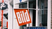 Fahne mit "Bild"-Werbung vor einem Kiosk