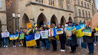 Demonstranten am Rathaus Münster