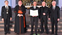 Der geehrte Professor Herman Josef Pottmeyer (Mitte) mit (von links): Rektor Stefan Kopp, Kardinal Reinhard Marx, Paderborns Erzbischof Hans-Josef Becker und Josef Meyer zu Schlochtern.