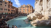 Der Trevi-Brunnen in Rom: Touristen werfen über den Rücken eine Münze hinein, in der Hoffnung, die Ewige Stadt noch einmal zu besuchen. Zuletzt kamen so 1,5 Millionen Euro zusammen.