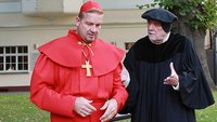 Eine Szene des Stadtspiels: Martin Luther (gespielt von Gottfried Forstmann) beim Verhör mit Kardinal Cajetan (dargestellt von Thomas Henning).