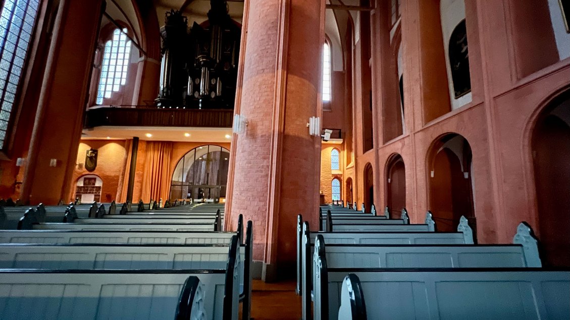 Kein schiefer Turm, dafür schiefe Säulen: Innenraum von St. Michaelis. | Foto: Markus Nolte