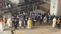 Gruppenfoto mt Bischof Felix Genn und den neuen Pastoralreferentinnen und -referenten.