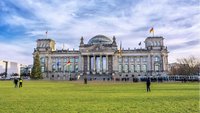 Der Deutsche Bundestag hinter einer grünen Wiese