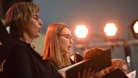 Zwei Frauen singen