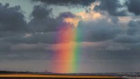 Regenbogen am bewölkten Himmel