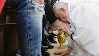 Papst Franziskus wäscht und küsst den Jugendlichen die Füße.