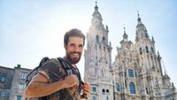 Ein Pilger vor der Kathedrale in Santiago de Compostela.