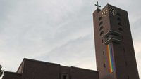 Regenbogenfahne am Turm der Heilig-Geist-Kirche