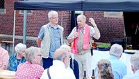 Georg Möllers (stehend rechts) hat den Vorsitz im Stadtkomitee der Katholiken in Recklinghausen von Gustav Peters (links) übernommen.