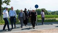 Bischof Felix Genn und Priester auf Wallfahrt