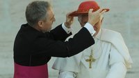 Erzbischof Georg Gänswein war 20 Jahre Privatsekretär von Papst Benedikt XVI. – ein Jahr nach dessen Tod feierte er sichtlich bewegt eine Gedenkmesse im Petersdom in Rom.  Georg Gänswein trauert weiterhin um seinen ehemaligen Chef Benedikt XVI. Bei einer Messe zum ersten Todestag des emeritierten Papstes rang der Erzbischof gleich mehrfach um Fassung. Am Sonntagmorgen zelebrierte der langjährige Privatsekretär Benedikts mit zahlreichen Geistlichen und Gläubigen den Gedenkgottesdienst im Petersdom. Am Altar standen auch die deutschsprachigen Kardinäle Gerhard Ludwig Müller und Kurt Koch. Der als Joseph Ratzinger geborene ehemalige Papst Benedikt XVI. (2005-2013) war am 31. Dezember 2022 mit 95 Jahren gestorben.   In seiner Predigt vor zahlreichen Gästen auch aus Deutschland dankte Gänswein Gott für das Geschenk des Lebens von Benedikt XVI., für den "Reichtum seines Lehramts, die Tiefe seiner Theologie und das leuchtende Beispiel dieses einfachen und bescheidenen Arbeiters im Weinberg des Herrn". Weiter erinnerte der Erzbischof an die "tiefe Liebe" Benedikts zu Jesus und der Muttergottes sowie an dessen von Arbeit und Gebet geprägtes Leben. Herzstück eines jeden Tages sei für ihn die Eucharistie gewesen: "Quelle des Lichts, der Kraft und des Trostes."  Herzlich, demütig und einfach  Benedikts innige Beziehung zu Gott habe sich in den Beziehungen zu den Menschen um ihn herum widergespiegelt, erzählte Gänswein. Diese Beziehungen seien geprägt gewesen von großer Herzlichkeit, Demut und Einfachheit, so der 67-Jährige.  Neben der theologischen Arbeit erinnerte der ehemalige Privatsekretär auch an Benedikts Liebe für das Weihnachtsfest. Noch vor einem Jahr habe der Emeritus Weihnachten als den schönsten Tag des Jahres bezeichnet - an dessen "letzten Weihnachten auf dieser Erde". Er hoffe, dass Benedikt nun vom "Hause des Vaters" für immer das große Geheimnis von Weihnachten betrachten könne.  Gänswein heute im Bistum Freiburg  Benedikt XVI., vormals als Kardinal Joseph Ratzinger langjähriger Chef der Glaubenskongregation, wurde 2005 zum katholischen Kirchenoberhaupt gewählt; 2013 trat er überraschend zurück. Gänswein begleitete den früheren Erzbischof von München und Freising knapp 20 Jahre lang als Privatsekretär. Nach dessen Tod schickte ihn der amtierende Papst Franziskus zurück in sein Heimatbistum Freiburg, bislang ohne Aufgabe.