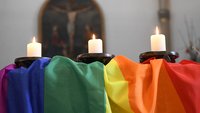 Regenbogenfahne auf dem Altar