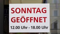 Schild "Sonntag geöffnet"