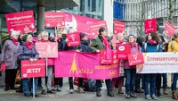 Frauen stehen mit Bannern auf einer Demo