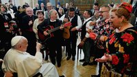 Papst trifft auf Bedürftige