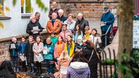 Kinder und Erwachsene singen zusammen