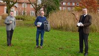 Die Direktoren Willi Rolfes, Martin Feltes und Pfarrer Marc Röbel stellen das Halbjahresprogramm „überLEBEN“ vor. | Foto: Sigrid Lünnemann (pd)