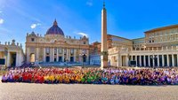 Schülerinnen und Schüler mit Regenbogen-T-Shirts vor dem Petersdom