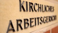 Eingangsschild am Kirchlichen Arbeitsgericht in Münster