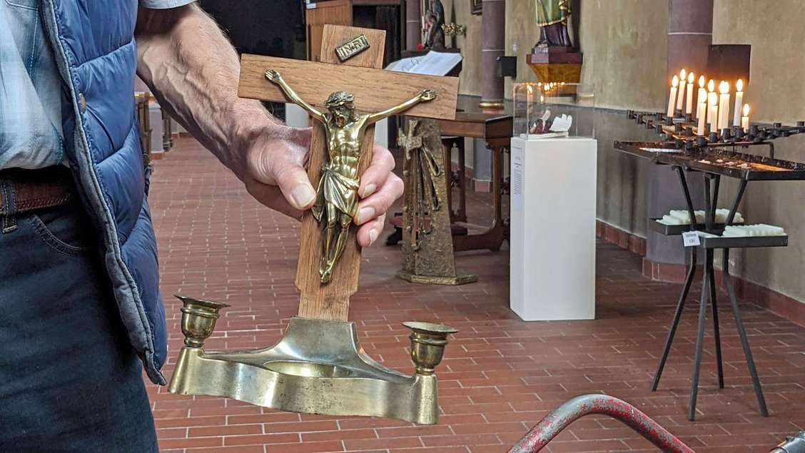 Ein Kreuz mit Leuchtern davor gehörte wohl zu einer so genannten „Verseh-Garnitur“. | Foto: Michael Rottmann