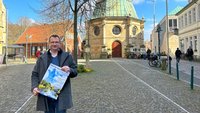 Richard Schu-Schätter vor der Wallfahrtskapelle in Telgte.