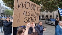 Transparent "Wo bin ich als Jüdin sicher" bei einer Pro-Israel-Kundgebung