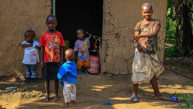 Kinder in einem afrikanischen Dorf