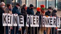 Gegendemonstrantnen gegen Corona-Leugner