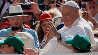 Papst Franziskus fährt durch die Menge