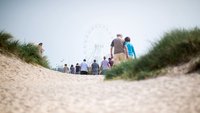 Strand von Schillig mit Riesenrad im Hintergrund