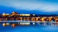 Die Brücke und das Schloss von Prag in der Dämmerung.