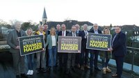 Verantwortliche der Krankenhäuser mit Protestplakaten