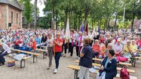 Die Pilgerinnen bei ihrer Ankunft auf dem Platz neben der Bethener Wallfahrtsbasilika. | Foto: Michael Rottmann